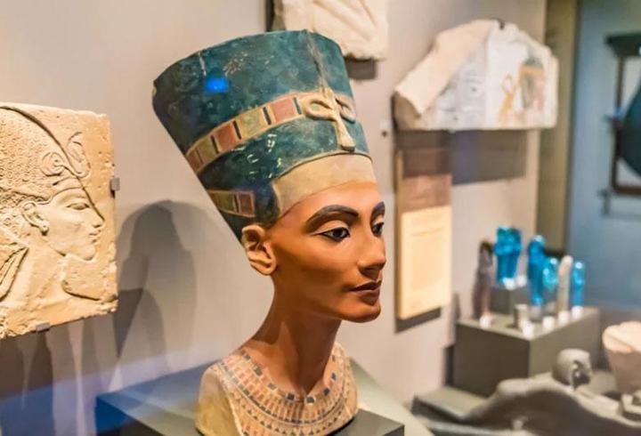 Nefertiti'nin Fısıltısı: Kumların Altındaki Kozmik Sır